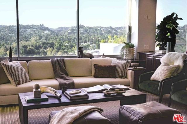 865 Comstock Avenue, Los Angeles CA: https://media.crmls.org/mediaz/56811467-158a-438c-a5f1-9823cd33bd93.jpg