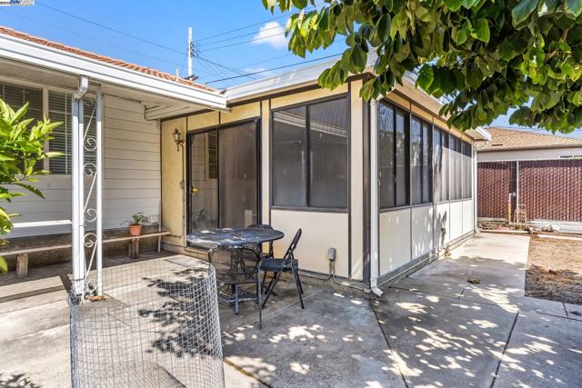 18289 Meekland Ave, Hayward CA: https://media.crmls.org/mediaz/56826833-2867-4dcf-9dca-5b982c89698c.jpg