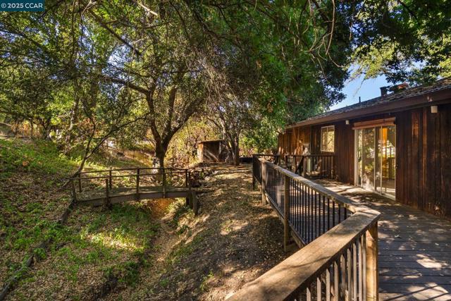 200 Lark Ln, Alamo CA: https://media.crmls.org/mediaz/5682ed76-6824-4603-bccf-866c8608eadd.jpg