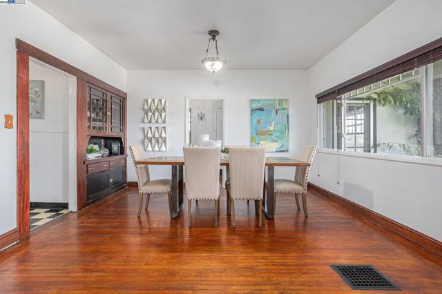 925 GRANDVIEW AVE, Martinez CA: https://media.crmls.org/mediaz/56844d8c-d792-4dba-80d2-b34973267c5d.jpg