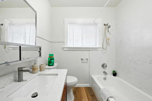 2539 Grande Vista Ave, Oakland CA: https://media.crmls.org/mediaz/568459af-edfb-4643-8c54-bfa6971e1c02.jpg