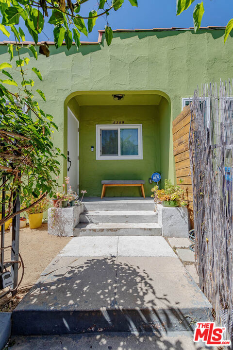 4307 Burns Avenue, Los Angeles CA: https://media.crmls.org/mediaz/56847d7a-4565-40fb-8466-6b7a637dc15a.jpg