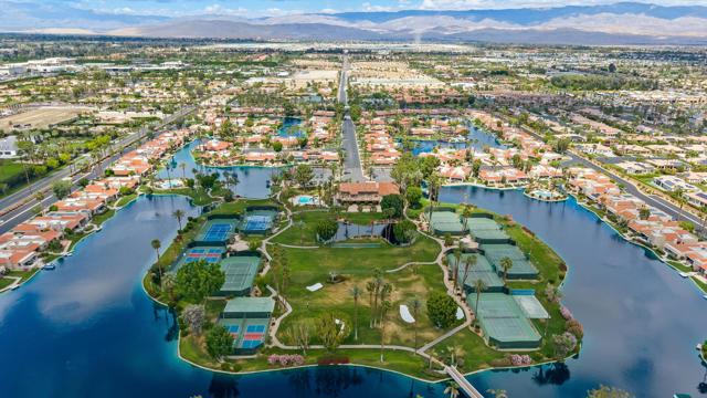 105 Lake Shore Drive, Rancho Mirage CA: https://media.crmls.org/mediaz/568483c4-f572-478d-989b-8eba4e2bdcf8.jpg