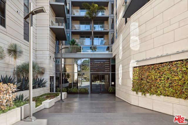 1755 Ocean Avenue, Santa Monica CA: https://media.crmls.org/mediaz/56848627-4369-4ec1-8924-6faa0320df58.jpg