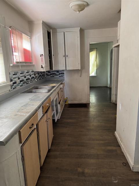 698 J Street, Chula Vista CA: https://media.crmls.org/mediaz/56858f93-fd7f-4a38-bab1-56e064e04e83.jpg