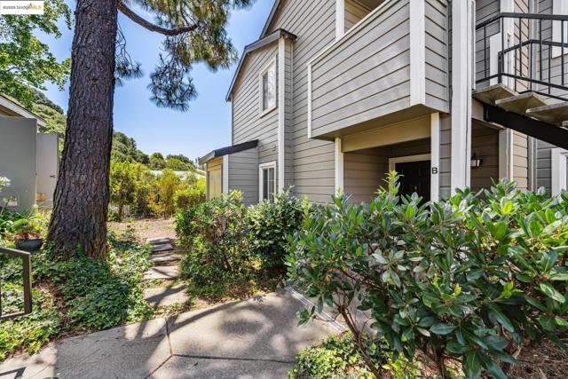 630 Canyon Oaks Dr, Oakland CA: https://media.crmls.org/mediaz/56867be0-4b18-4131-9507-ee05bc8774e0.jpg