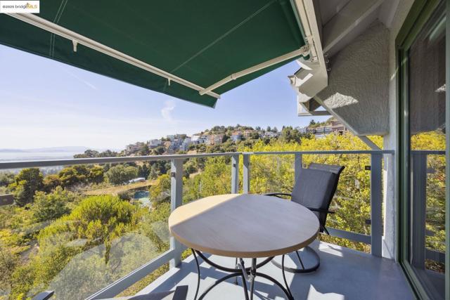 40 Spy Glass Hill, Oakland CA: https://media.crmls.org/mediaz/56882ed6-099f-401d-99e3-73103f025f48.jpg