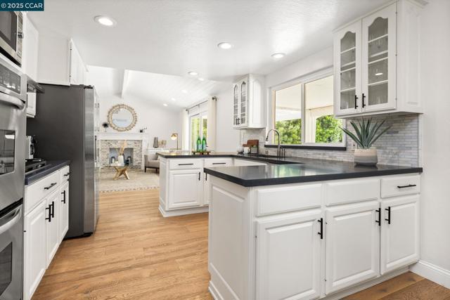 3139 Stinson Cir, Walnut Creek CA: https://media.crmls.org/mediaz/568918ac-2b8a-4185-8c45-b2cffd34a0b6.jpg