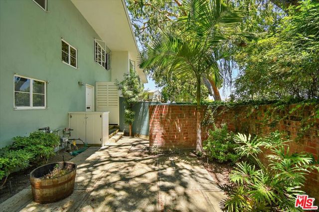 5381 Village, Los Angeles, California 90016, 2 Bedrooms Bedrooms, ,1 BathroomBathrooms,Condominium,For Sale,Village,24422579