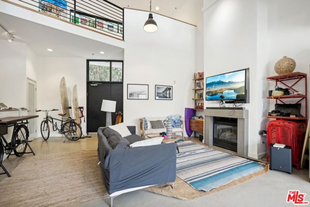 815 Hampton Drive, Venice CA: https://media.crmls.org/mediaz/568a2f3a-c8c7-471b-b76d-3a570b04ec5a.jpg