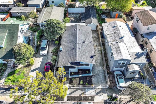 1232 78Th Ave, Oakland CA: https://media.crmls.org/mediaz/568a39ba-ac22-4fde-8ab9-2c26ef939b31.jpg