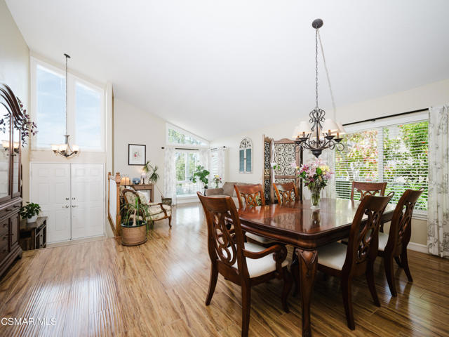 709 Zinnia Court, Thousand Oaks CA: https://media.crmls.org/mediaz/568ab3d1-4a38-4730-a34d-065530d701a5.jpg