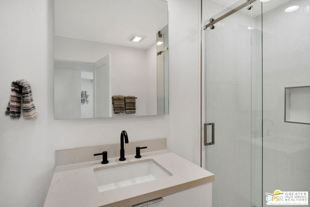 2566 S Calle Palo Fierro, Palm Springs CA: https://media.crmls.org/mediaz/568ab411-e368-4944-bb19-9e728ff7a733.jpg
