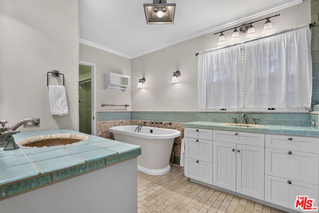 12151 La Maida Street photo 16