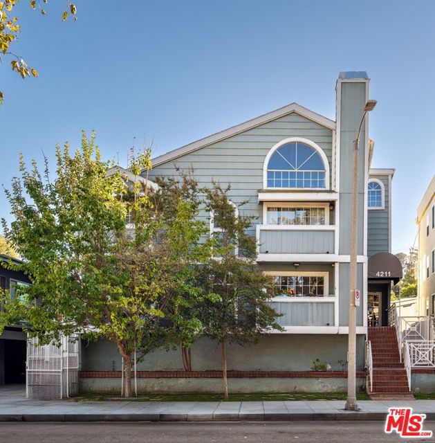 4211 Arch Drive, Studio City CA: https://media.crmls.org/mediaz/568ad531-715e-45bf-b4af-bdc9cc2d4426.jpg