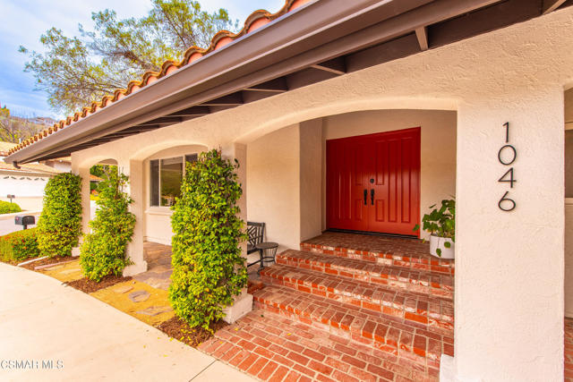 1046 Brookview Avenue, Westlake Village CA: https://media.crmls.org/mediaz/568ad9e2-8d43-48c6-bb46-dc13df7111b0.jpg