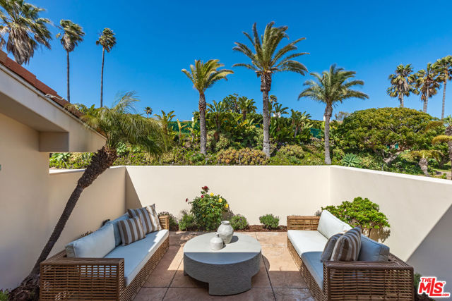 6417 Merritt Drive, Malibu CA: https://media.crmls.org/mediaz/568b3d78-77b0-4f1c-90ca-58d04ab5beba.jpg