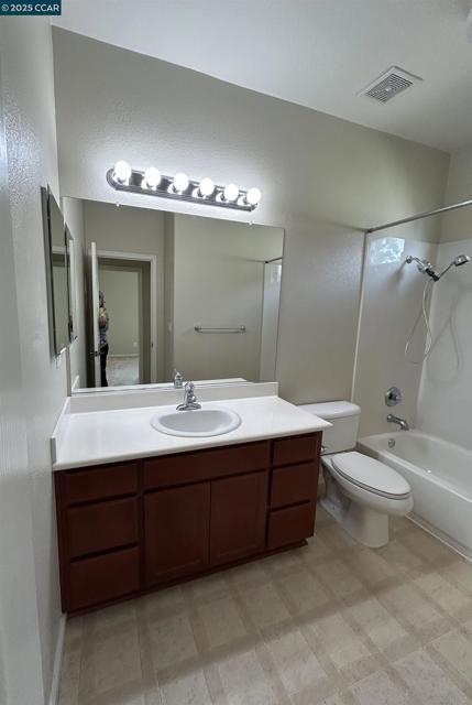 389 Black Rock Street, Brentwood CA: https://media.crmls.org/mediaz/568c38ca-9355-4e87-b395-00be04bf60cb.jpg