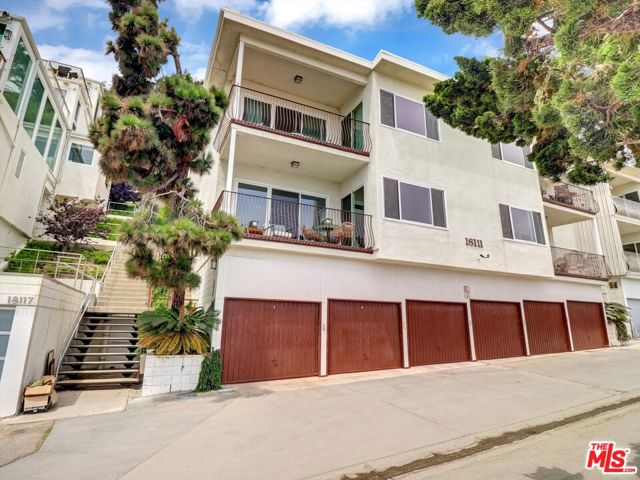 18111 Coastline Drive, Malibu CA: https://media.crmls.org/mediaz/568c7e28-4ecc-40a1-a44a-ec5d0bbe6da2.jpg
