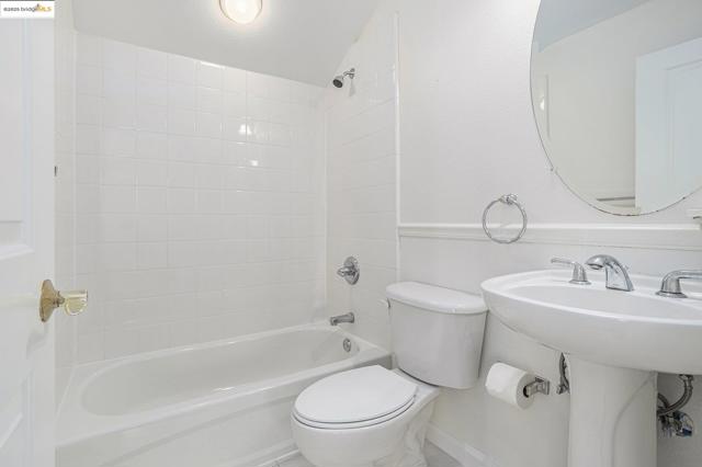 3730 Whitworth Dr, Dublin CA: https://media.crmls.org/mediaz/568c86f1-6a42-4148-a8df-8f8b60e915dc.jpg