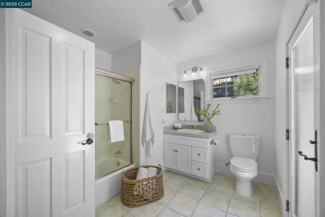 3475 Springhill Rd, Lafayette CA: https://media.crmls.org/mediaz/568d32dc-2a55-4b85-aa3c-90b3cacac366.jpg