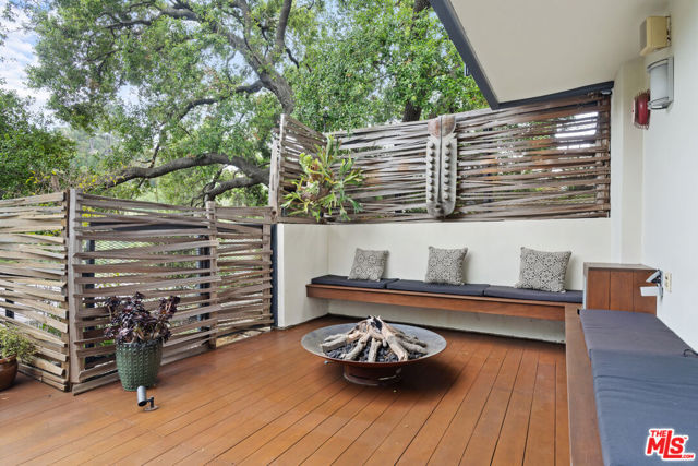 2207 Bowmont Drive, Beverly Hills CA: https://media.crmls.org/mediaz/568d466e-7ec3-4fb8-a311-dc8e059dce16.jpg