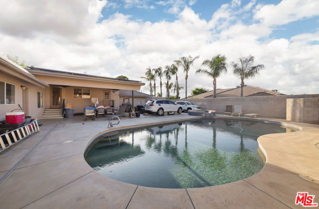 7200 Clifftop Way, Bakersfield CA: https://media.crmls.org/mediaz/568e1577-4f79-4d89-a91d-7c238e9265e1.jpg