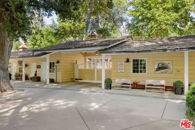 4535 Vanalden Avenue, Tarzana CA: https://media.crmls.org/mediaz/568f4d57-a40b-4ab3-94a5-b75dfb012465.jpg