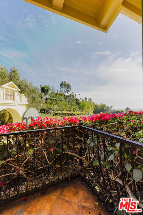 1401 Bel Air Road, Los Angeles CA: https://media.crmls.org/mediaz/568fd9b5-d573-43a3-b9c6-cf583738d2cc.jpg