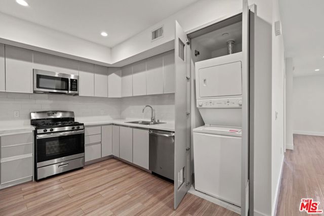 4909 Rosewood Avenue, Los Angeles CA: https://media.crmls.org/mediaz/5690ed41-ee00-4396-a122-a6b0706ef39a.jpg