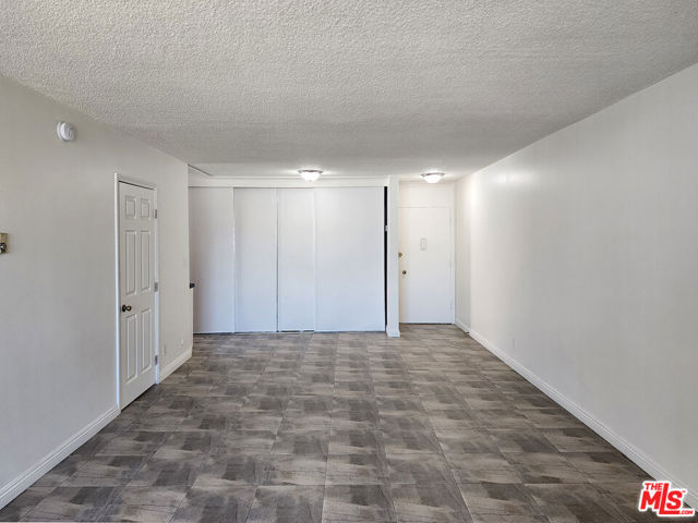 425 S Kenmore Avenue, Los Angeles CA: https://media.crmls.org/mediaz/56915b15-89c0-45d0-a78d-c96d943d0c88.jpg