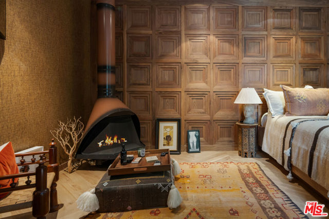 900 Napoli Drive, Pacific Palisades CA: https://media.crmls.org/mediaz/5691616d-6797-412a-9670-a36d1f7d7951.jpg