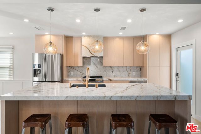 5013 Auckland Avenue, Toluca Lake CA: https://media.crmls.org/mediaz/5691836e-ce4e-43b8-9486-bbf2c883a625.jpg
