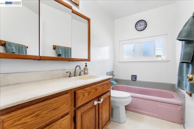 21330 Kahlert St, Castro Valley CA: https://media.crmls.org/mediaz/5691f6b6-e221-433e-a710-936718aa769d.jpg