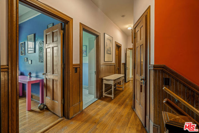 1130 Westchester Place, Los Angeles CA: https://media.crmls.org/mediaz/56932380-9f92-453d-a65e-c4a1596bb6bb.jpg