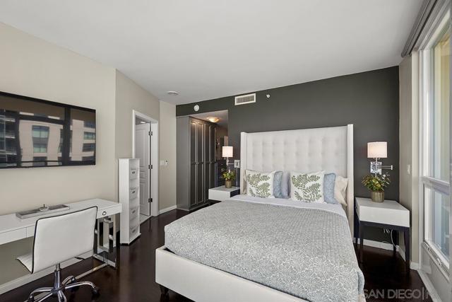 555 Front St, San Diego CA: https://media.crmls.org/mediaz/5693560b-561c-4dd6-8910-590698d9cb0a.jpg