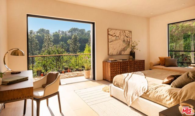 1039 Wallace, Beverly Hills CA: https://media.crmls.org/mediaz/5693953a-65e9-450c-ac3d-d17a2b783671.jpg