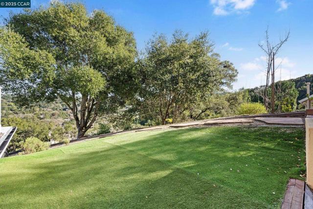102 Barbara Rd, Orinda CA: https://media.crmls.org/mediaz/5693e4cf-4d1a-41c7-a28d-63625dd17f65.jpg
