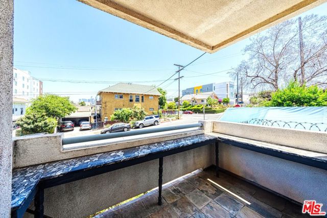 1043 S Kenmore Avenue, Los Angeles CA: https://media.crmls.org/mediaz/569575cb-2d24-4535-bed4-2b594f67a9d8.jpg