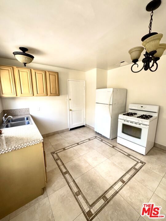 11928 Magnolia Boulevard, Valley Village CA: https://media.crmls.org/mediaz/56957d4e-7fd0-4379-8b29-468a45536a06.jpg