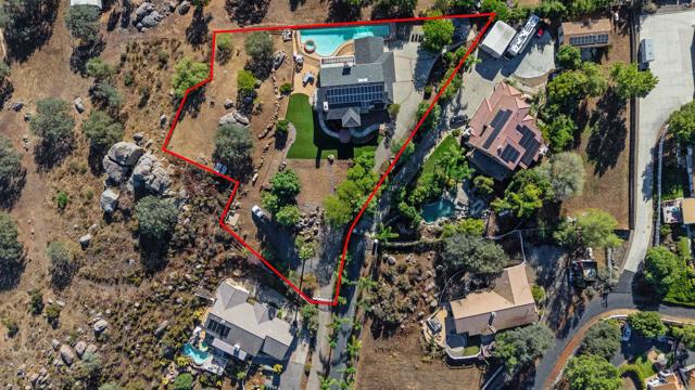 2173 Twisted Oak Ln Lane, Alpine CA: https://media.crmls.org/mediaz/56963d7f-4bb7-418b-9c6d-61311f8aab13.jpg