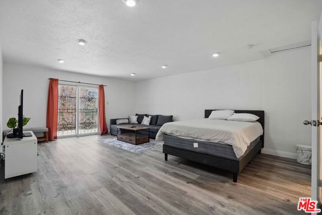 2108 Hauser Boulevard, Los Angeles CA: https://media.crmls.org/mediaz/56968364-4483-4231-a1a8-46ff59c40cdb.jpg
