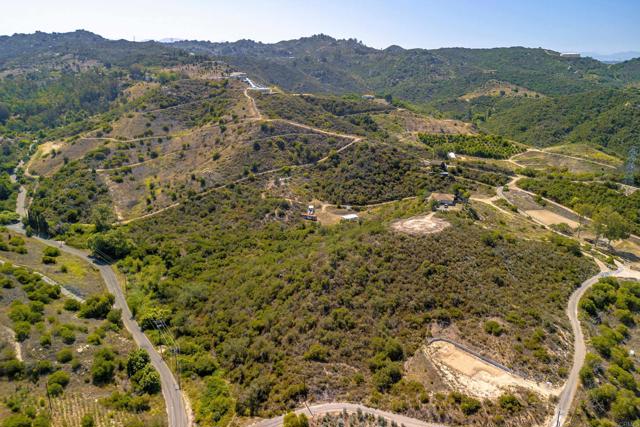 27 Daily Road, Fallbrook CA: https://media.crmls.org/mediaz/5696ad83-d0c2-40d1-865d-f44e2a734bad.jpg