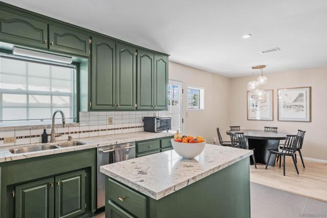 4971 Twain Ave, San Diego CA: https://media.crmls.org/mediaz/5696caa2-1056-4cc1-8861-f13881a81e32.jpg