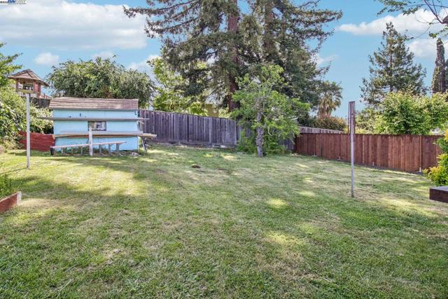 19136 Mayberry Dr, Castro Valley CA: https://media.crmls.org/mediaz/56973712-d2bc-4897-b6ca-868b0d15d645.jpg