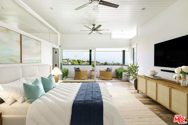 934 1st Street, Manhattan Beach CA: https://media.crmls.org/mediaz/5697b653-1dd0-49f7-b86f-ffb9b45755fe.jpg
