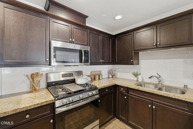 Detail Gallery Image 12 of 28 For 996 Los Angeles Ave #101,  Ventura,  CA 93004 - 3 Beds | 2 Baths