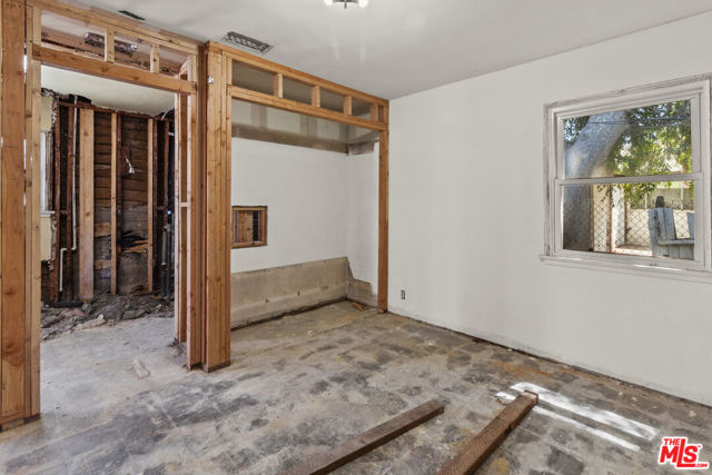 1344 N Parish Place, Burbank CA: https://media.crmls.org/mediaz/5698ad20-46fb-4e11-af13-d105a6e440a2.jpg