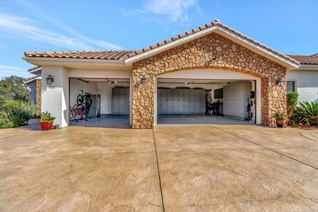 3026 Via Loma, Fallbrook CA: https://media.crmls.org/mediaz/5698f635-b8a6-48ba-a1c1-7f6d5544e8f7.jpg