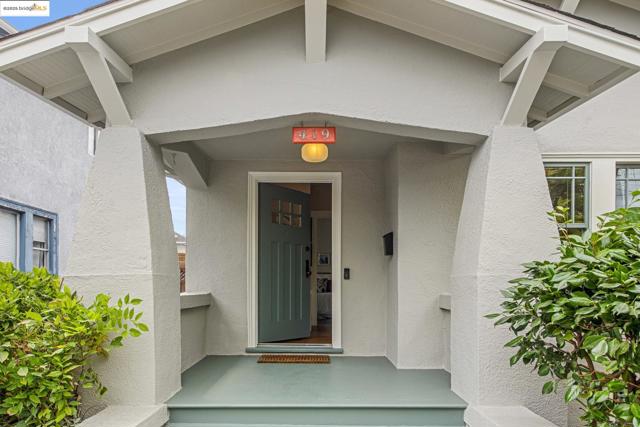 419 43rd St., Oakland CA: https://media.crmls.org/mediaz/569908e7-c8ea-45f2-8ffa-48a2f0ff0ecd.jpg